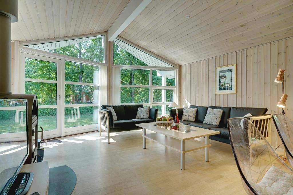 Feriehus beliggende Solbærvangen 14, Jegum Ferieland, på en tilbagetrukket grund, omkranset af høje træer. in Jegum, Région de Varde