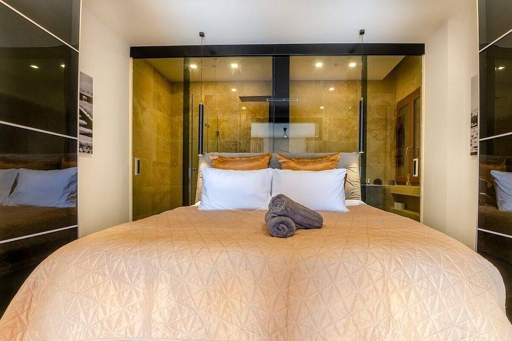 Fortress Villa w/3 Pools, Hot tub & Lagoon views in Għajnsielem, Gozo