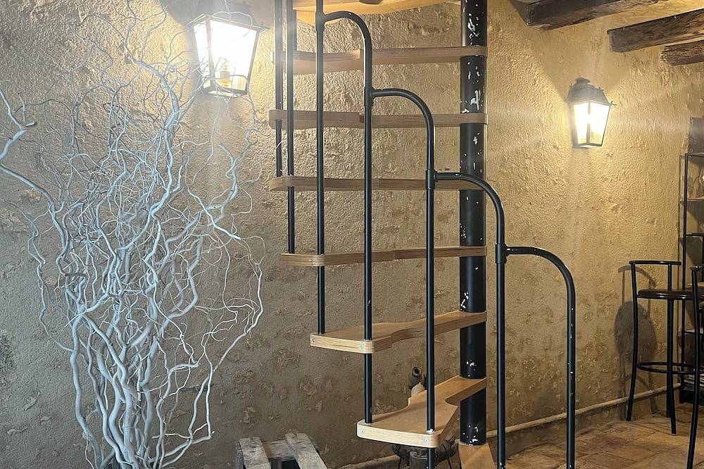 Room in a vineyard, near Golf des Vigiers and the Buddhist Village in Saint-Astier, Región de Marmande