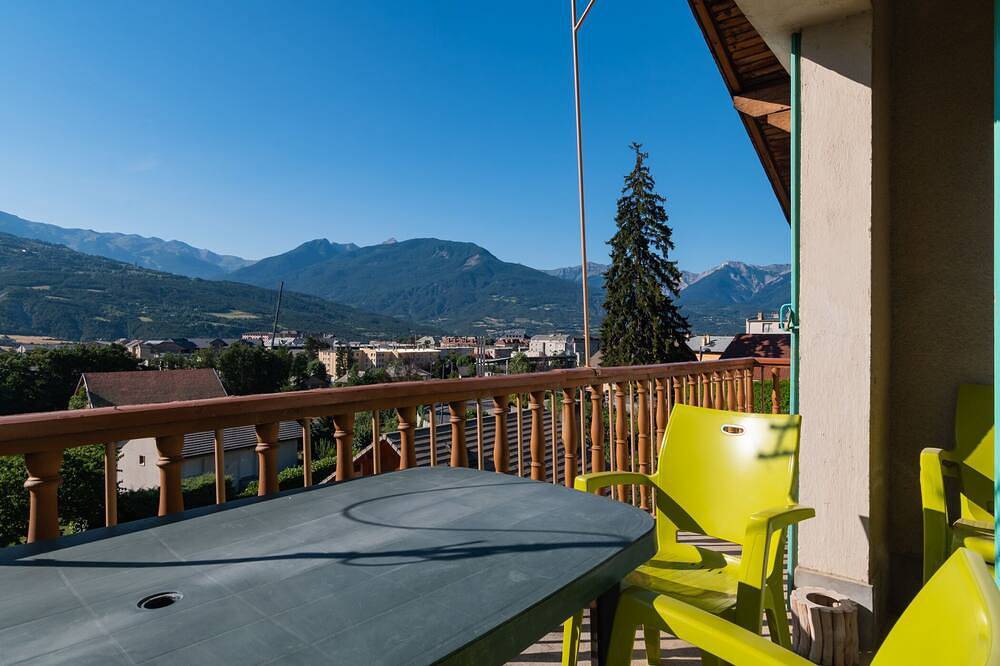 Appartement entier, Location Appartement Embrun Serre Poncon 6-8 personnes dans villa indépendante in Embrun, Parc national des Écrins