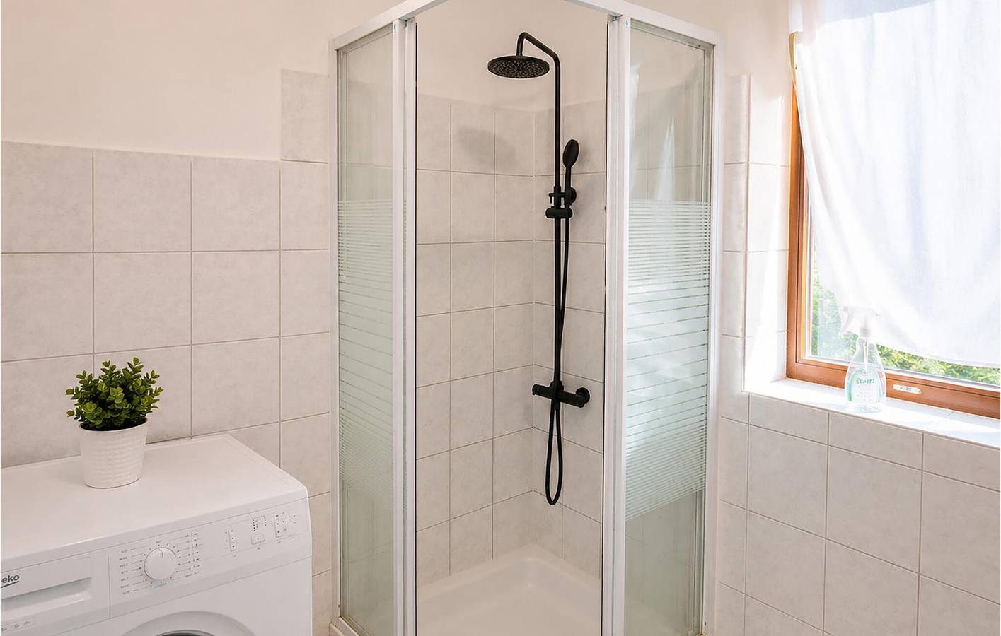 Ganze Ferienwohnung, Geräumiges Apartment mit Meerblick und Terrasse, 1,5 km vom Strand entfernt in Jesenice, Omis-Riviera