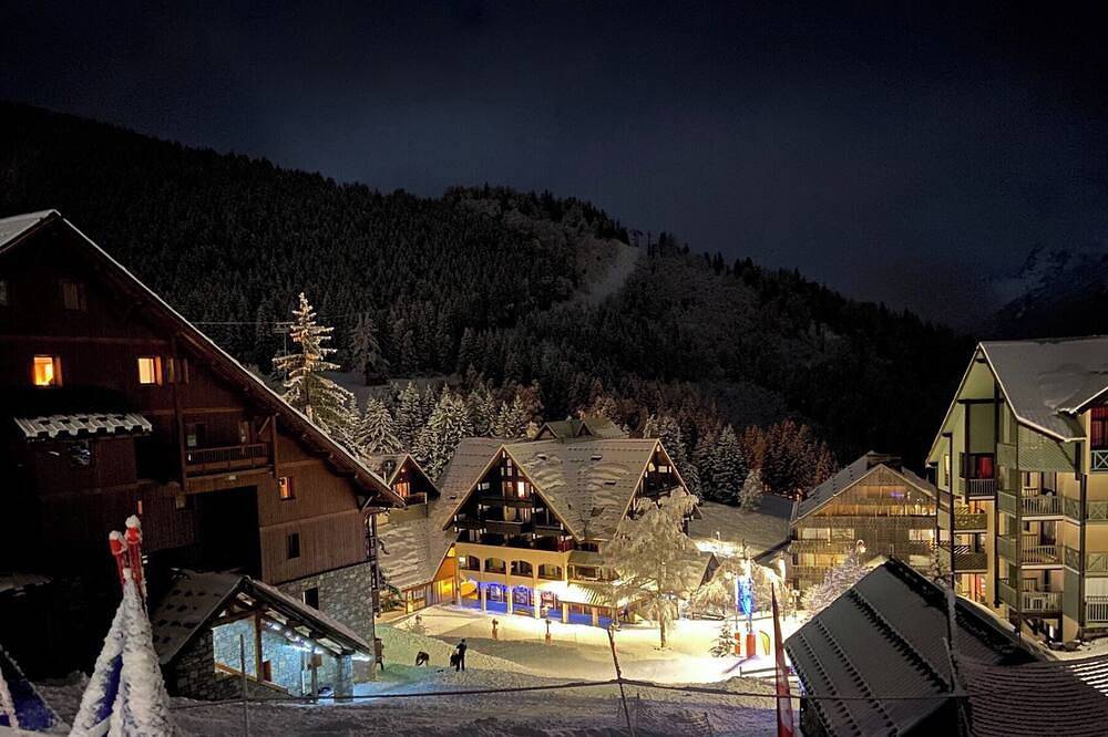 Entire apartment, Ski in and Ski out in style in Oz / Alpe d’Huez and great for the Summer too! in Oz, Écrins National Park