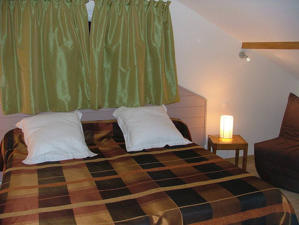 Chambre d'hôtes Les Enselmes - Chambre Ambre in Montagnieu, Région de La Tour-du-Pin