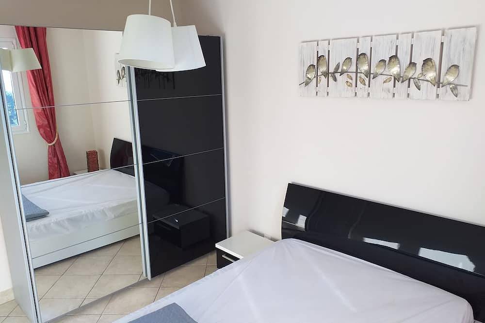 Superbe 3P dans villa avec vue mer et collines in Carros, Cannes region