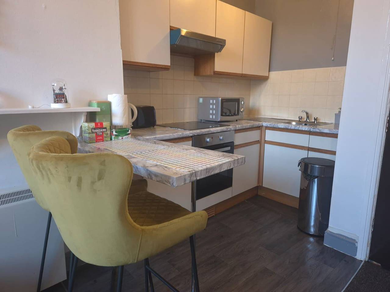 Entire holiday apartment, 1 Bed-Sleeps 2-City Centre-Free Parking in Wolverhampton, Birmingham Area
