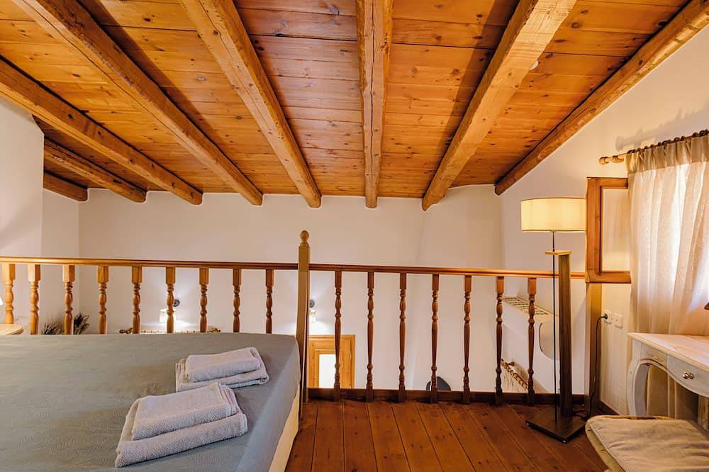 Authentic cretan village cottage, mountain views, local host, 2 min to wineries in Iraklio-Heraklion und Umgebung