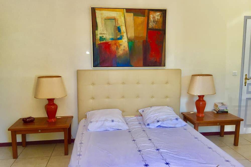 Geheel appartement, Lichte en ruime kamer met een eigen ingang. in Carry-le-Rouet, Istres en omgeving