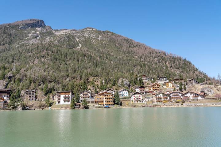 Apartment 'La Busa' with Lake View, Private Garden and Wi-Fi in Rocca Pietore, Dolomiti Superski