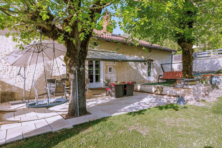 Maison de vacances 'Villa "Maeltri"' avec piscine privée, Wi-Fi et climatisation in Léguillac-de-l'Auche, Périgord Blanc