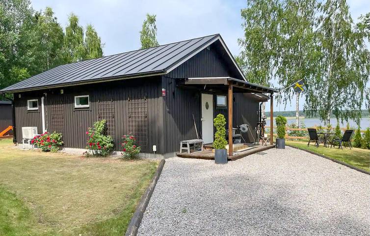 Location de vacances pour 5 personnes, avec Terrasse ainsi que Jardin et Vue sur le lac dans Uppsala