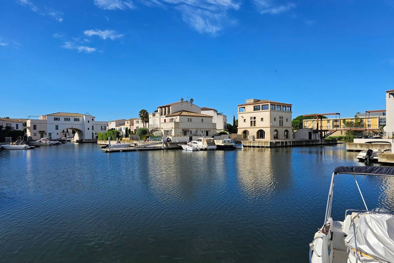 Marina 6 pers Aigues-Mortes – Terrasse, clim, vue canal et piscine commune in Aigues-Mortes, Côte d'Améthyste