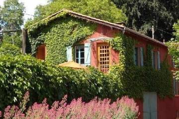 Gîte pour 7 personnes, avec piscine ainsi que terrasse et jardin dans Rhône