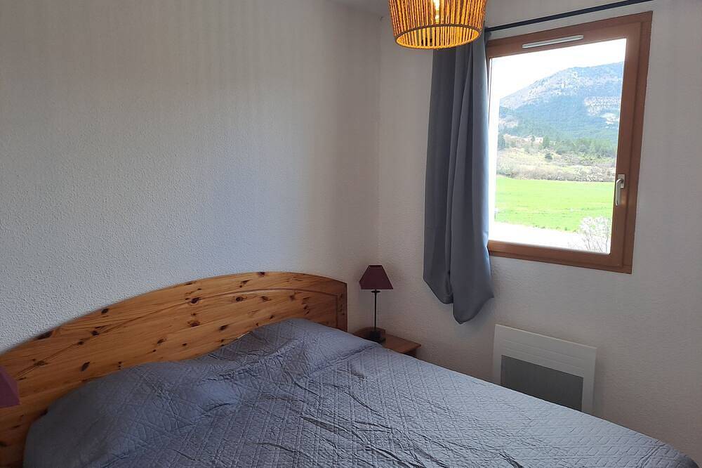 Entire apartment, Logement 2 Chambres, Entièrement Rénové, Dans Résidence Avec Piscine in Montbrun-les-Bains, Nyons region