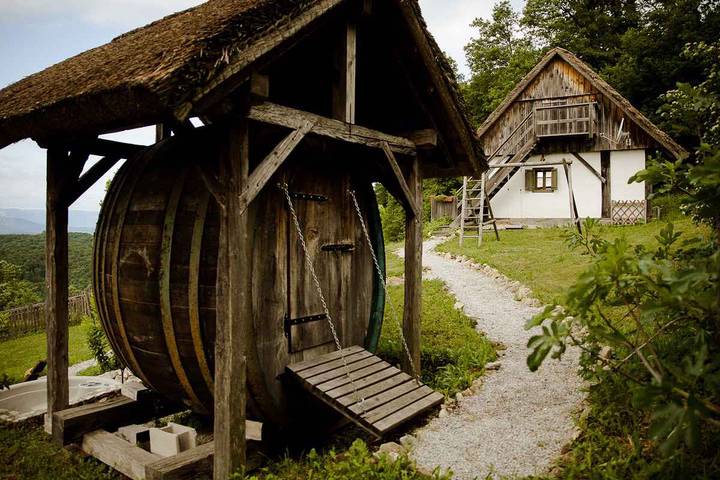 Ferienhaus Sehr traditionell und gut erhalten. Der Wohnbereich verfügt über einen traditionellen Ofen, Kochplatten, Geschirrspüler in Neustadtl, Slowenien
