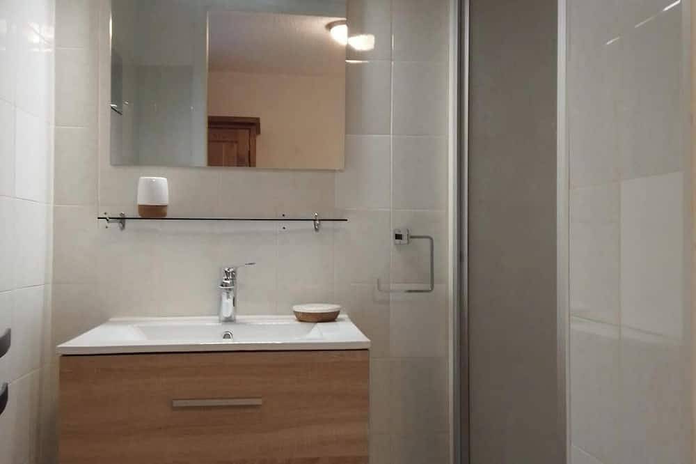 Entire apartment, T2, Antilles, equipped terrace, the beach and shops are a stone's throw... in Savines-le-Lac, Écrins National Park