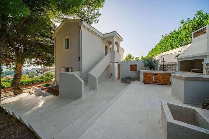 Villa pour 8 personnes, avec piscine ainsi que jardin et vue à Tribunj - 4