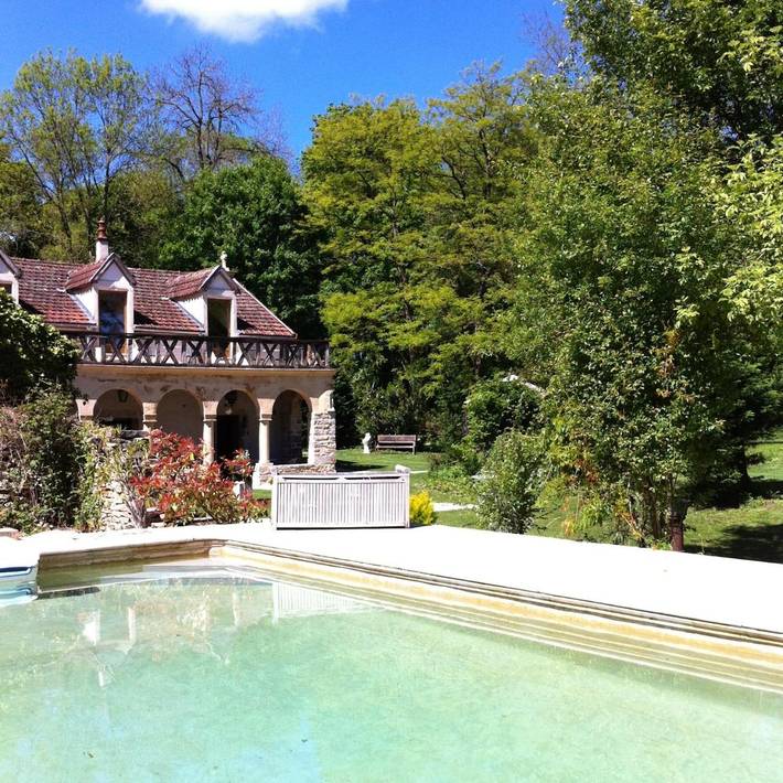 Cottage pour 2 personnes, avec jardin et piscine ainsi que balcon et vue à Saint-Loup-Géanges