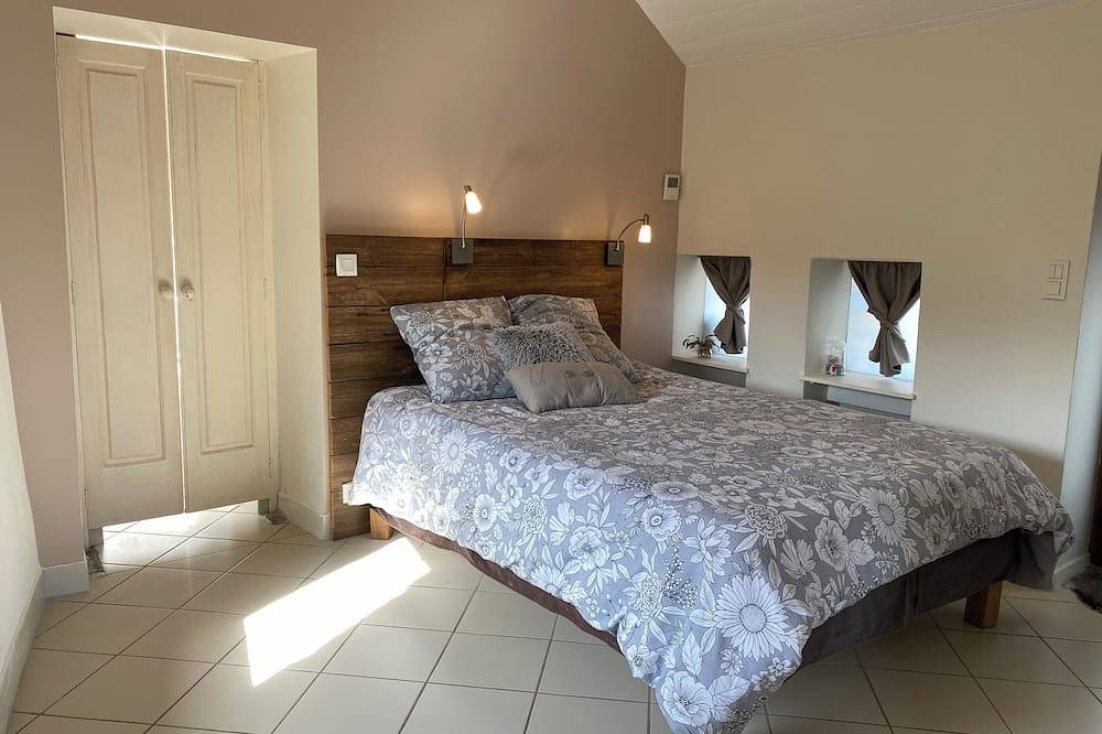 Kleines Romantisches Landhaus mit Terrasse, 4 km vom Strand entfernt in Les Moitiers-d'Allonne, Côte de la Déroute