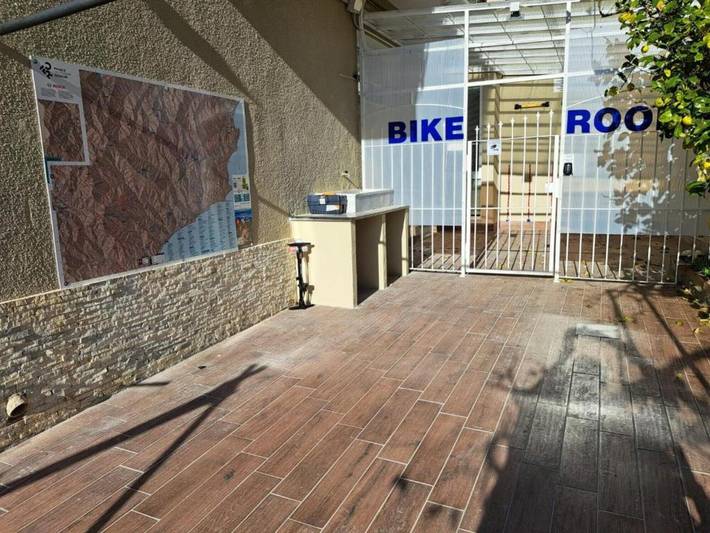 'Joyfül Accomodation Camera 6' con Wi-Fi e aria condizionata in Bagni Castelletto beach, Comune di Finale Ligure