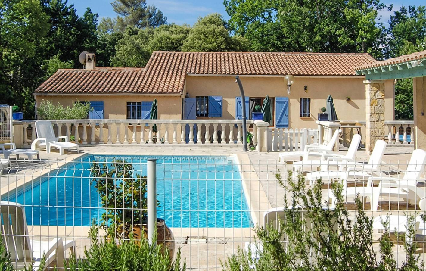 Charmant appartement de 2 chambres avec piscine près de Moissac-Bellevue in Régusse, Région de Brignoles