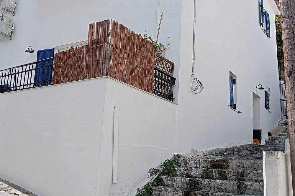 Ganze Wohnung, Your Koroni Escape Starts Here: Central Apartment near Zaga Beach and Tavernas\n\n in Koroni, Messenien