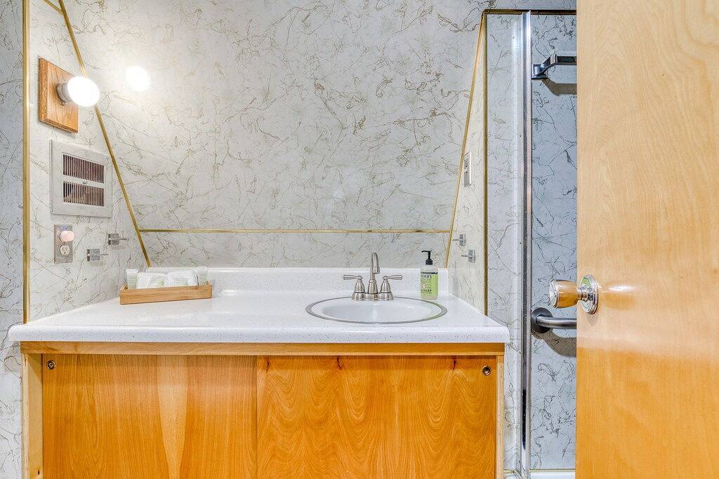 Intimate dog-friendly retreat with free Wifi, wood stove, & gas grill in Welches, Mount Hood