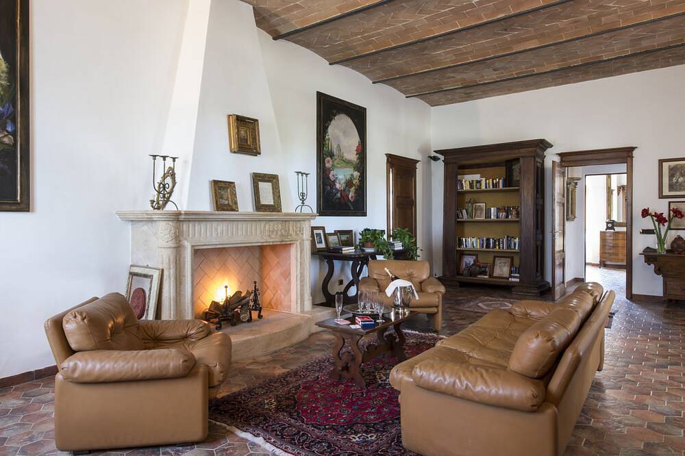 Manor Villa with private pool and Spa surrounded by greenery in Torrenieri, Montalcino