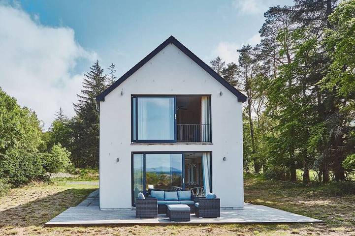 Holiday home for 10 people, with garden and balcony on the Isle of Mull
