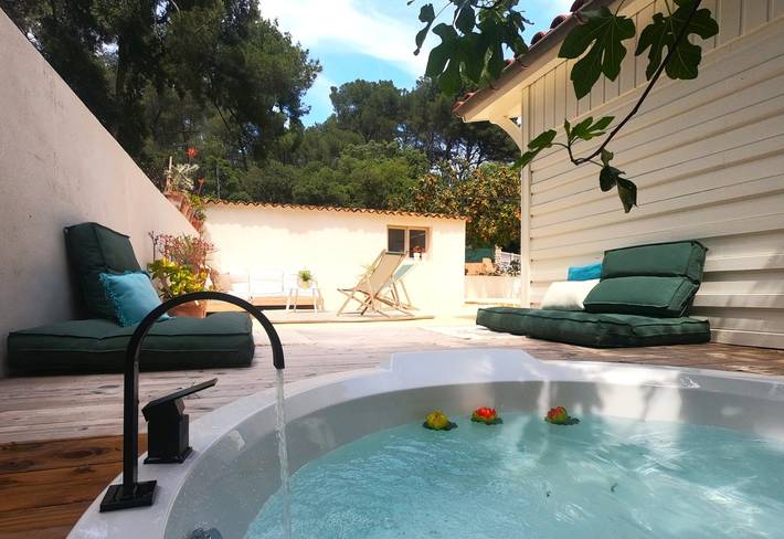 Gîte pour 4 personnes, avec jacuzzi et jardin