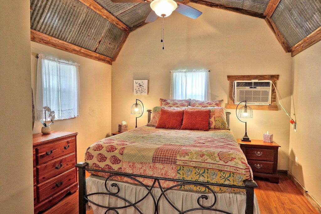 Sunflower Ridge Bungalow - An Outdoor Enthusiasts Wonder in Hays County