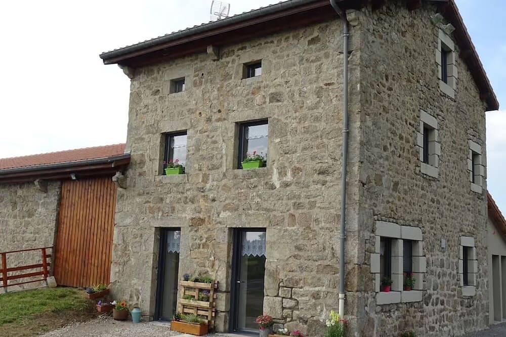 Gîte « Airellier Du Pilat » avec vue montagne, terrasse privée et Wi-Fi in Marlhes, Parc Naturel Régional du Pilat