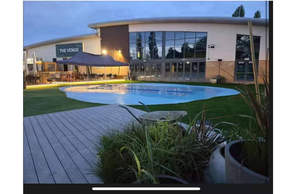 Cosy holiday home that sleeps up to 8 in billing aquadrome holiday park in Northampton, Northamptonshire