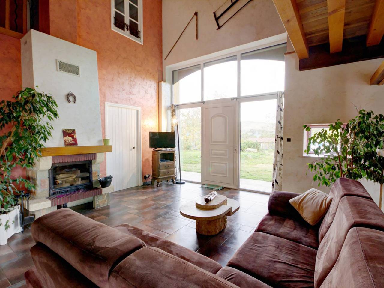 Amplia casa rural con piscina privada y admite mascotas en Saint-Priest-la-Prugne in Saint-Priest-la-Prugne, Región de Roanne