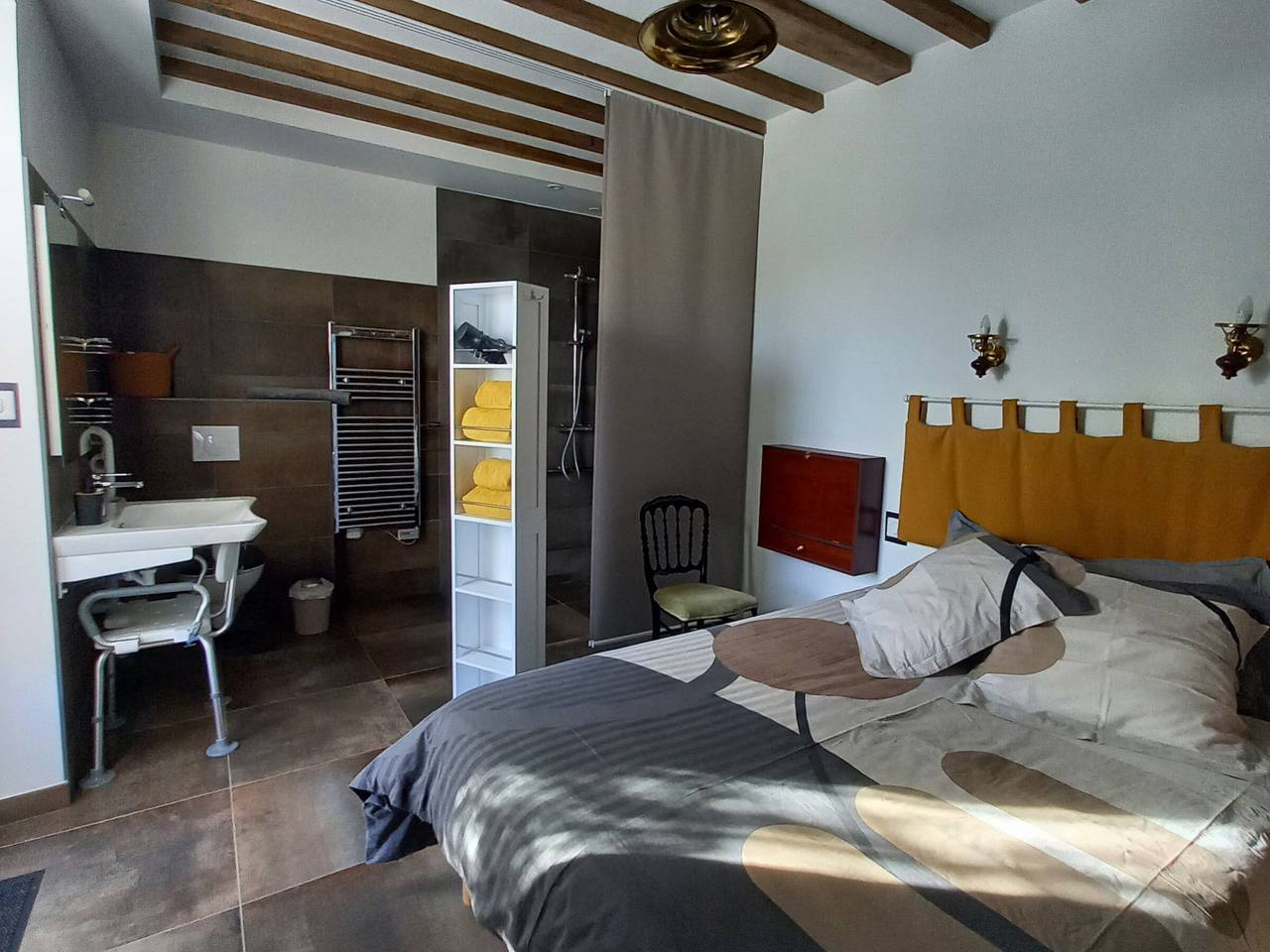 Casa de campo con piscina climatizada, cerca de la playa y equipada para familias. in Challans, Valle del Loira