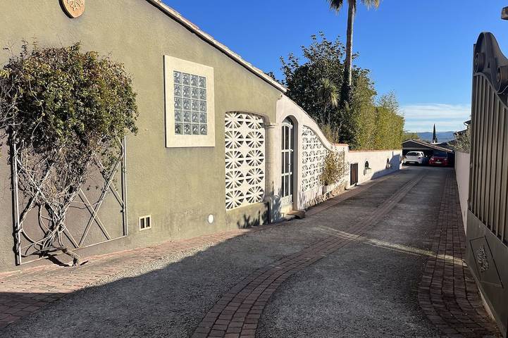 Large Atypical Villa With Private Pool In A Quiet Location in La Farlède, Costa mediterránea (Francia)