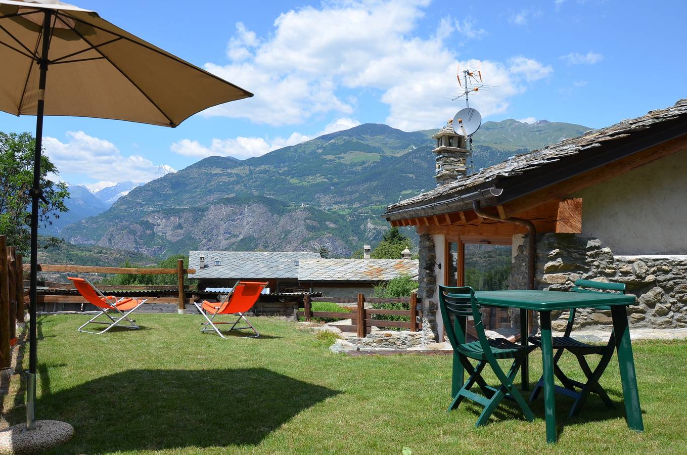 Villa mit Garten und bezauberndem Panorama in Villeneuve, Comune di Villeneuve