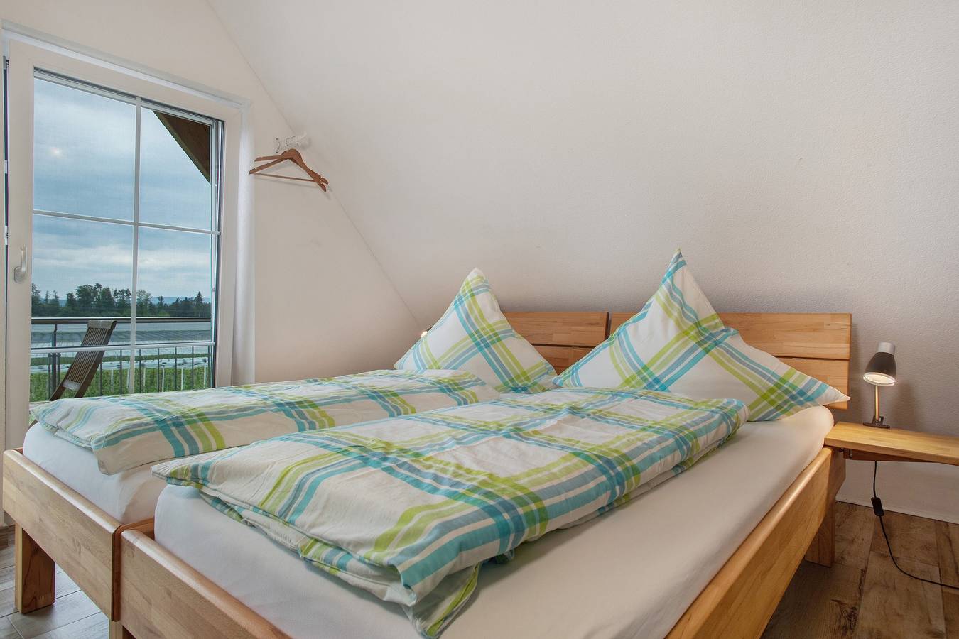 Zimmer 'Waldzimmer' mit privatem Balkon, Gemeinschaftsgarten und Wi-Fi - ohne Küche in Friedrichshafen, Region Bodensee-Oberschwaben