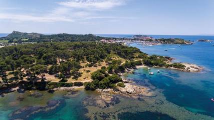 Hôtel pour 3 personnes, avec piscine et sauna ainsi que terrasse et vue dans Plage Du Petit Rouveau Ile Des Embiez