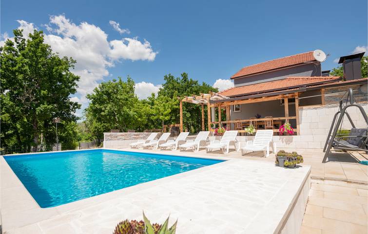 Sonniges Apartment mit Pool und Parkplatz – WLAN inklusive in Imotski, Makarska Riviera
