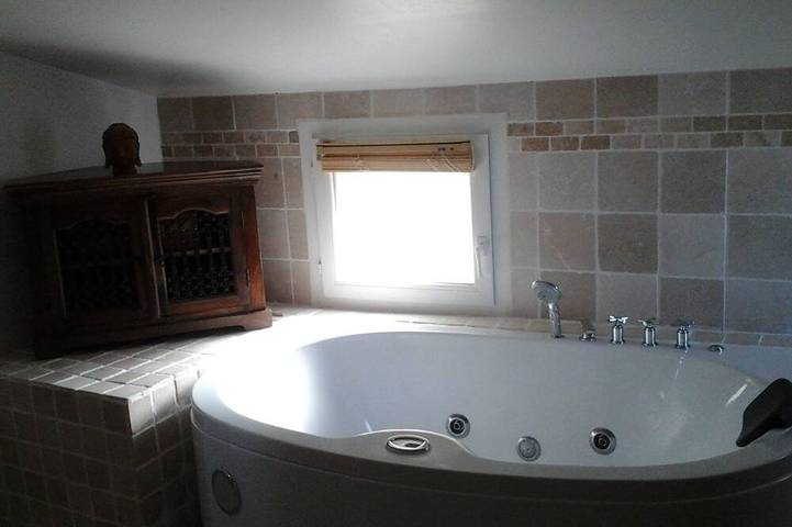 Gîte pour 12 personnes, avec jardin et jacuzzi à Lançon-Provence - 2