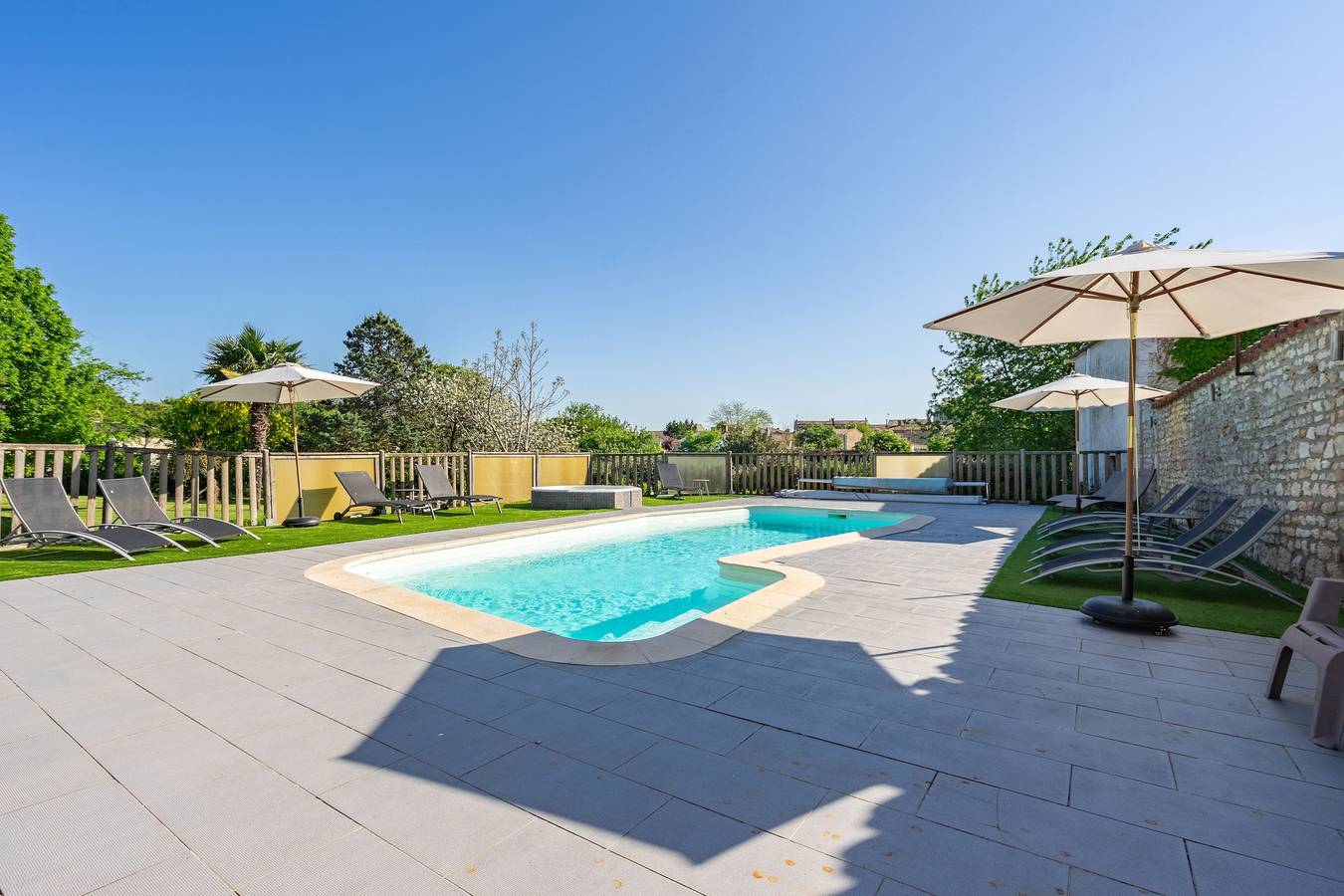 Maison 'Gîte Le Cottage' avec piscine partagée, terrasse privée et Wi-Fi in Saint-Romain-de-Benet, Région de Saintes