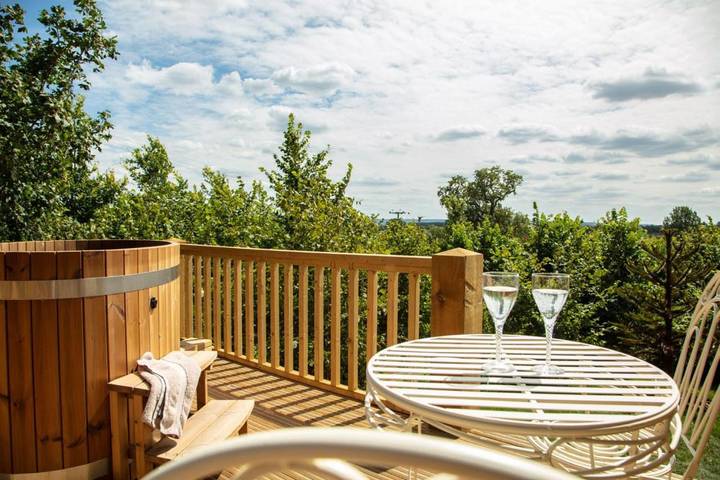 Glamping for 6 people, with Terrace and Hot tub as well as Garden and View in Oxfordshire