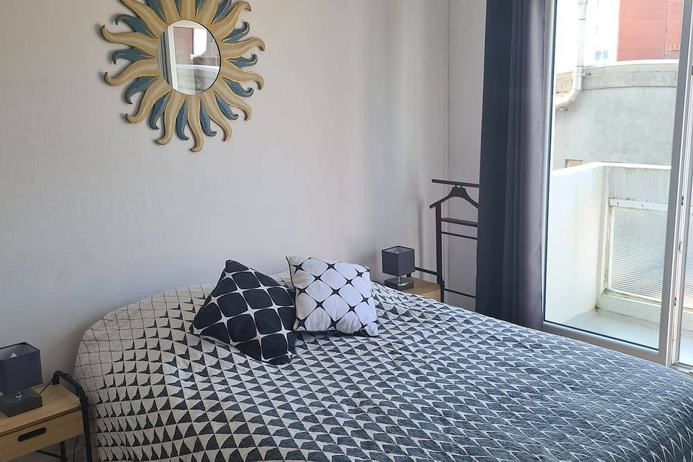 Appartement entier, 3p apartment with quiet balconies in lively Wifi area in Calais, Région de Calais