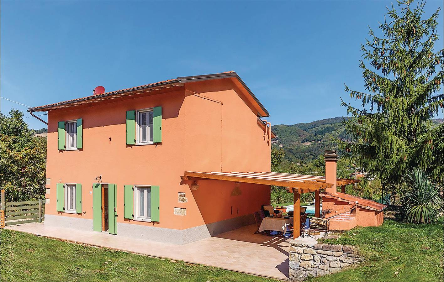 Soleggiato appartamento 1BR con piscina e parcheggio in Scarperia e San Piero, Firenze province