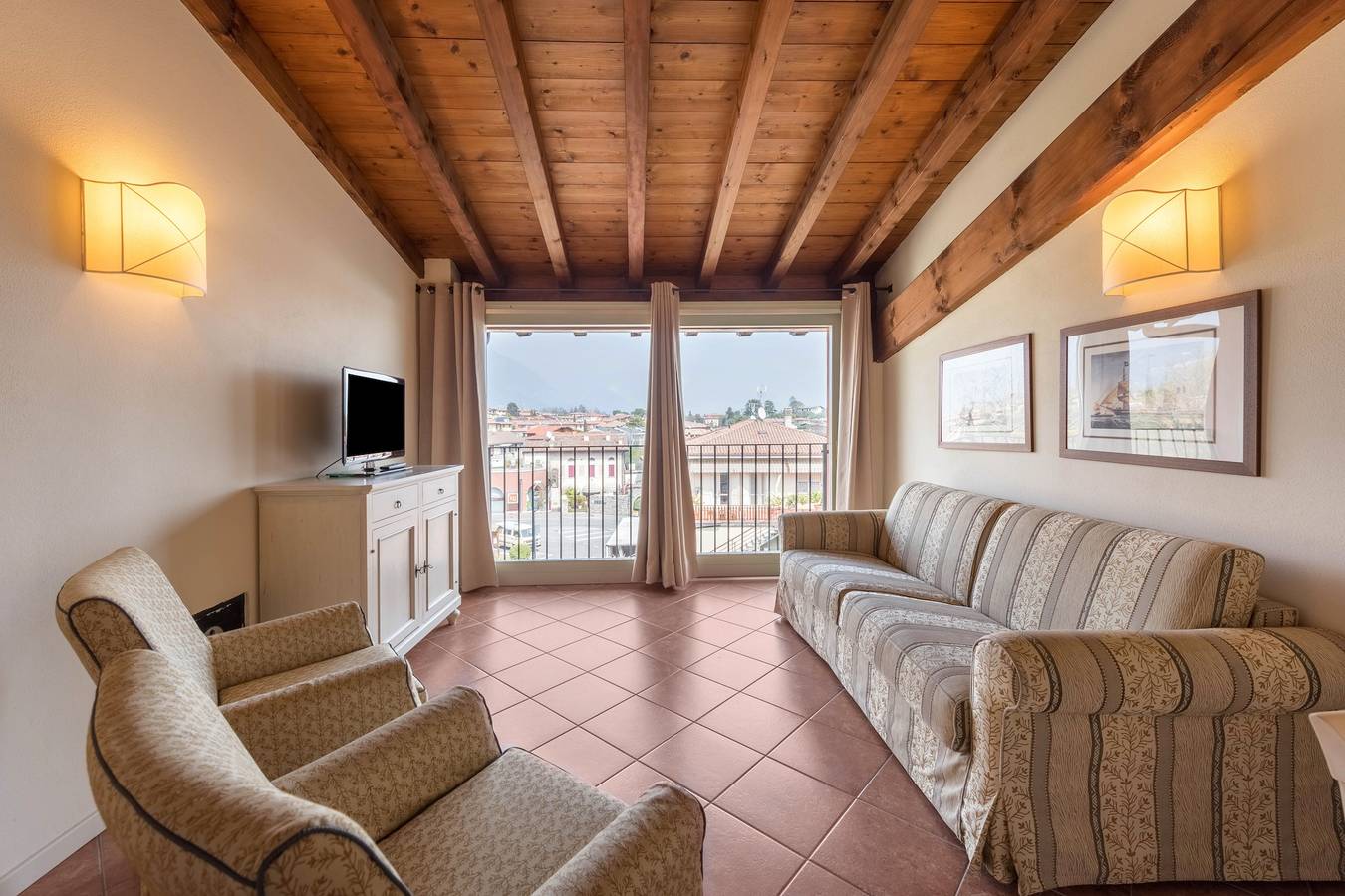 Appartamento intero, Appartamento 'Antica Torre Byron' con piscina condivisa, Wi-Fi e aria condizionata in San Felice del Benaco, Prealpi Gardesane