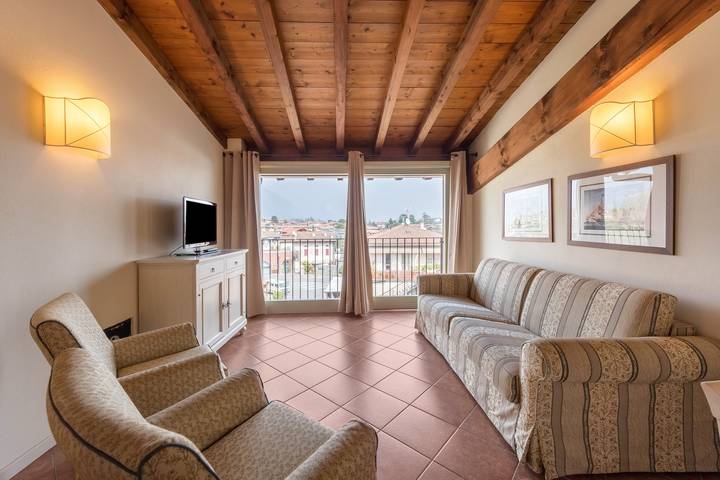 Appartamento intero, Appartamento 'Antica Torre Byron' con piscina condivisa, Wi-Fi e aria condizionata in San Felice del Benaco, Prealpi Gardesane