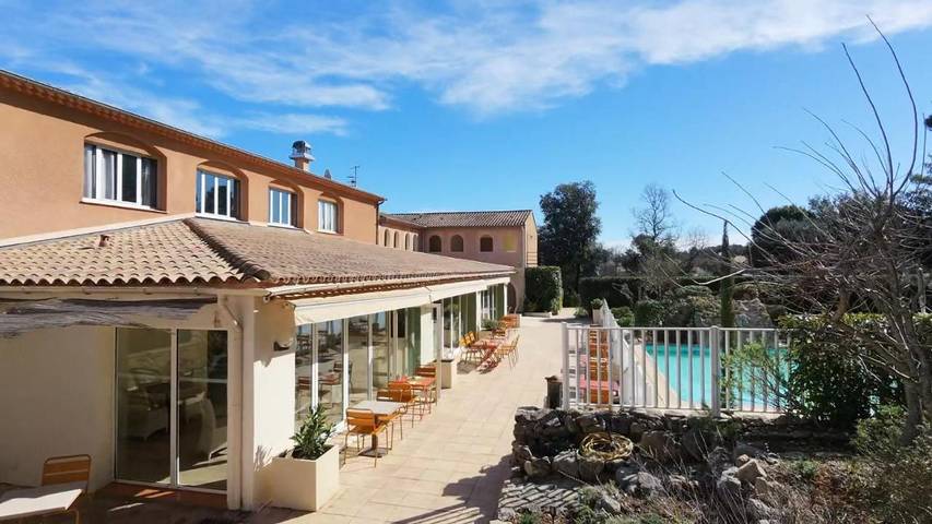 Hôtel pour 2 personnes, avec Terrasse ainsi que Jardin et Piscine