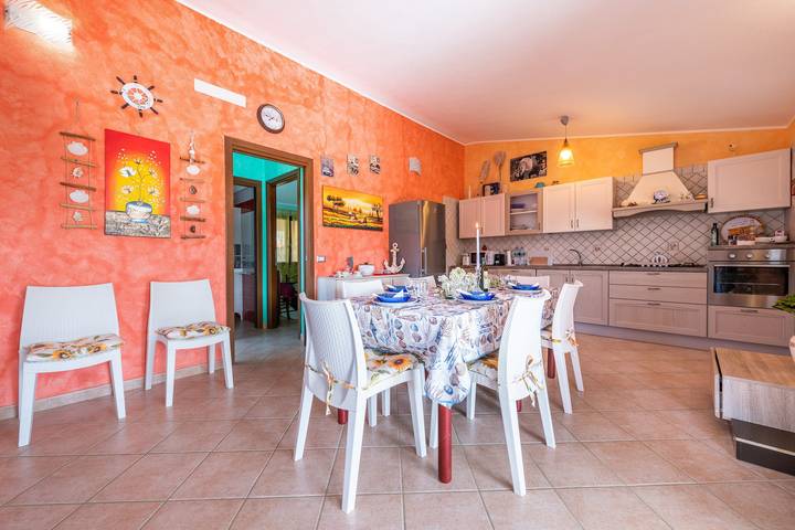 Maison de vacances 'Villetta Delfino' avec vue sur les montagnes, terrasse privée et jardin privé. in Solanas, Comune di Sìnnia