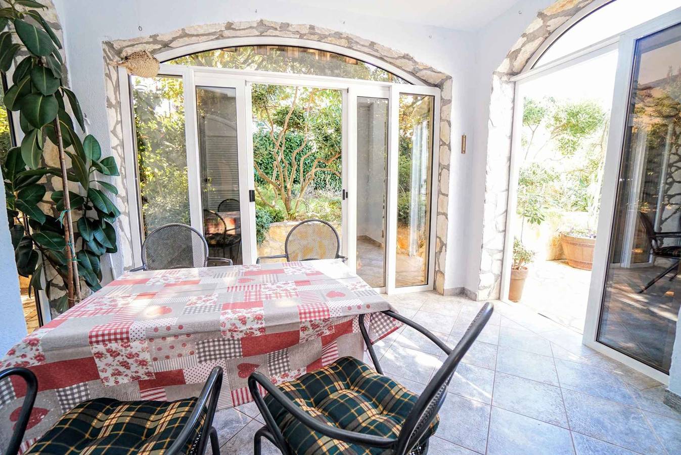 Ganze Ferienwohnung, Ferienwohnung mit möblierter Terrasse und Wlan  in Zambratija, Umag und Umgebung