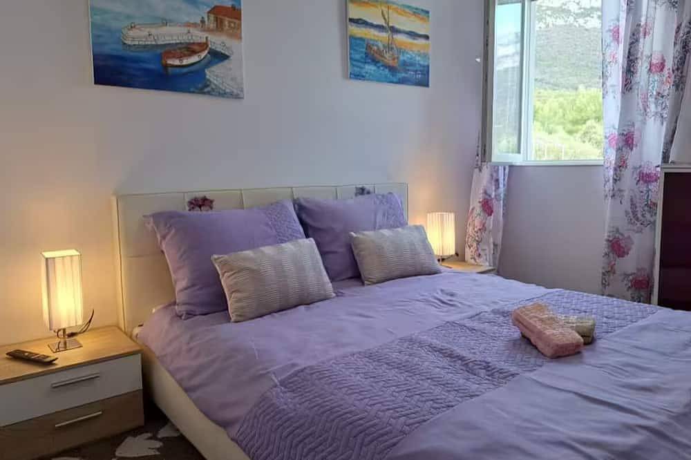 Ganze Wohnung, Spacious 5-bedroom/duplex apartment with amazing view near Split centre. in Kastel Sucurac, Kaštela